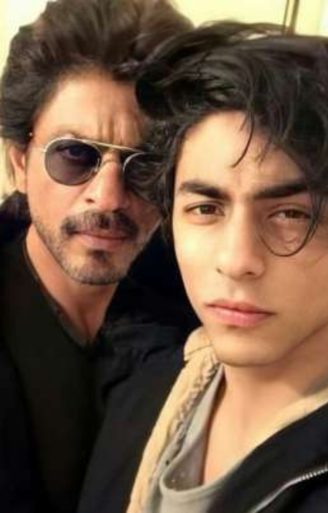 With a bright smile and sparkling eyes, Shah Rukh Khan is often called the King Khan of Bollywood. He is seen in the selfie of the aryan.